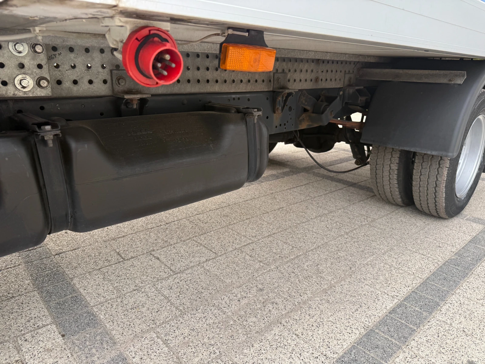 Iveco Daily 35-150 3.0HPI до 3.5т. Хладилен+ ток  - изображение 5