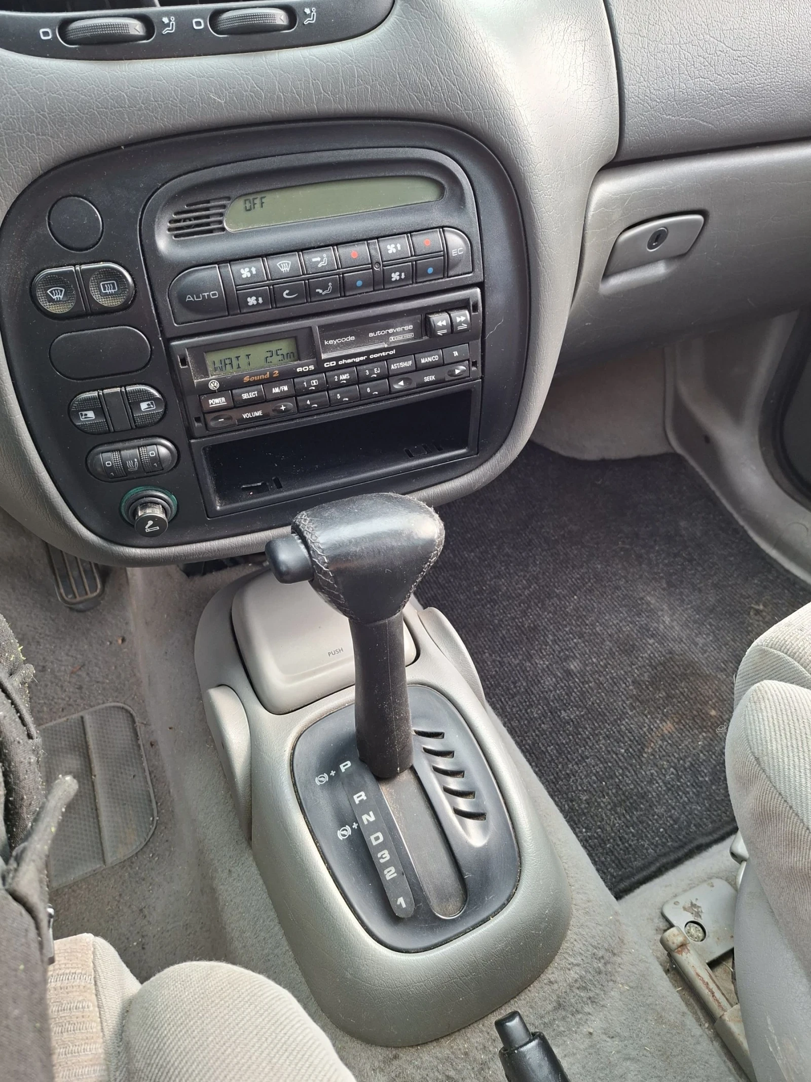 VW Sharan 1.9 TDI 110к.с., снимка 13 - Автомобили и джипове - 54357620