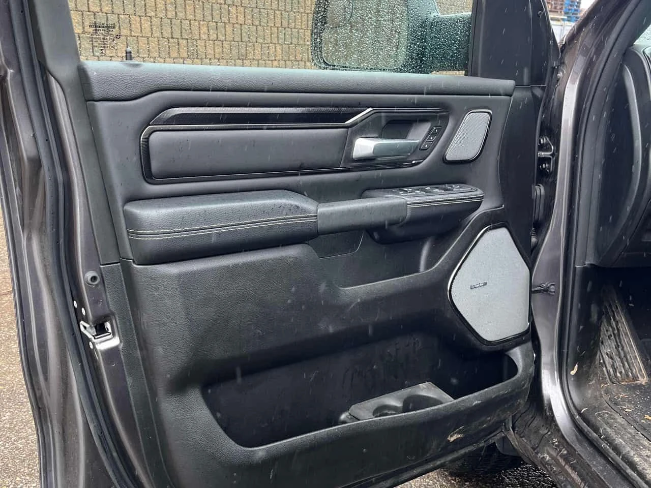 Dodge RAM 1500  Sport /Harman Kardon/CAMERA/CARFAX/АВТОКРЕДИТ, снимка 13 - Автомобили и джипове - 54589355