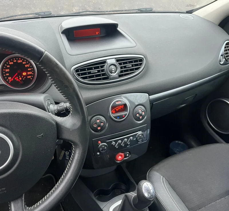 Renault Clio 1.5, снимка 7 - Автомобили и джипове - 48117229