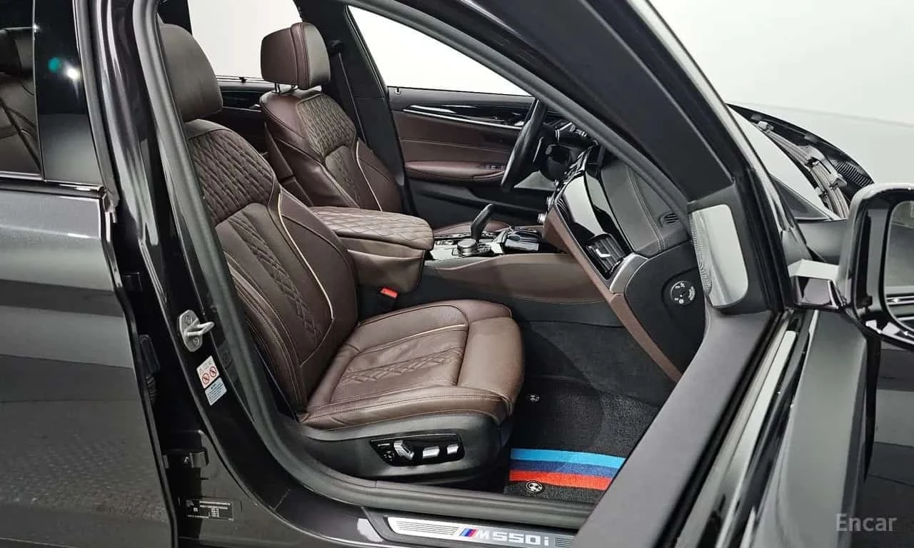 BMW 550 * M550i xDrive * ФИКСИРАНА ЦЕНА ДО БЪЛГАРИЯ * , снимка 12 - Автомобили и джипове - 56256468