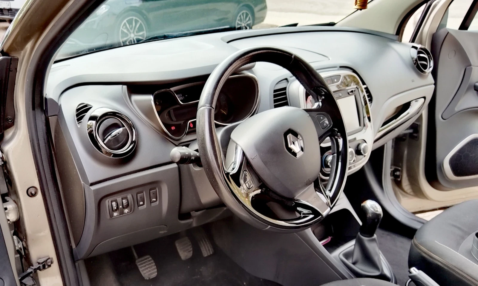 Renault Captur 1.5 dci, снимка 5 - Автомобили и джипове - 56719639