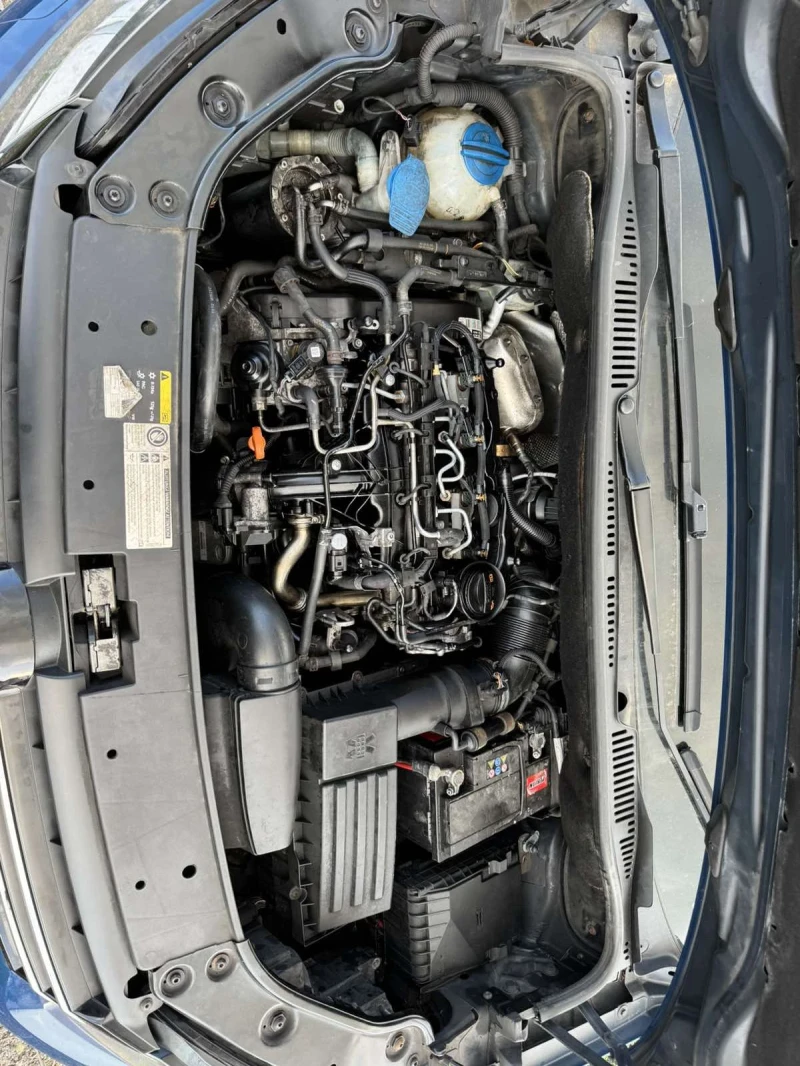 VW Touran 2.0 тди, снимка 6 - Автомобили и джипове - 49962701