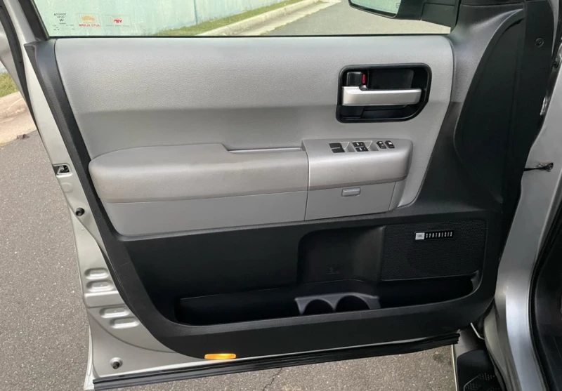 Toyota Sequoia * * CARFAX * * АВТО КРЕДИТ * * , снимка 9 - Автомобили и джипове - 52857190