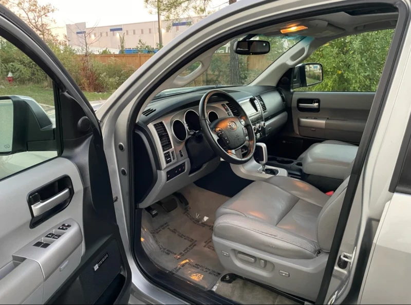 Toyota Sequoia * * CARFAX * * АВТО КРЕДИТ * * , снимка 7 - Автомобили и джипове - 52857190