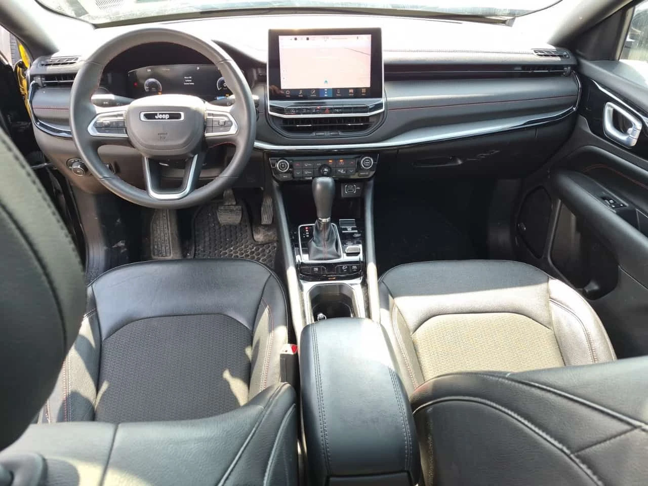 Jeep Compass * TRAILHAWK * REMOTE START* CARPLAY * PANO, снимка 10 - Автомобили и джипове - 54356461