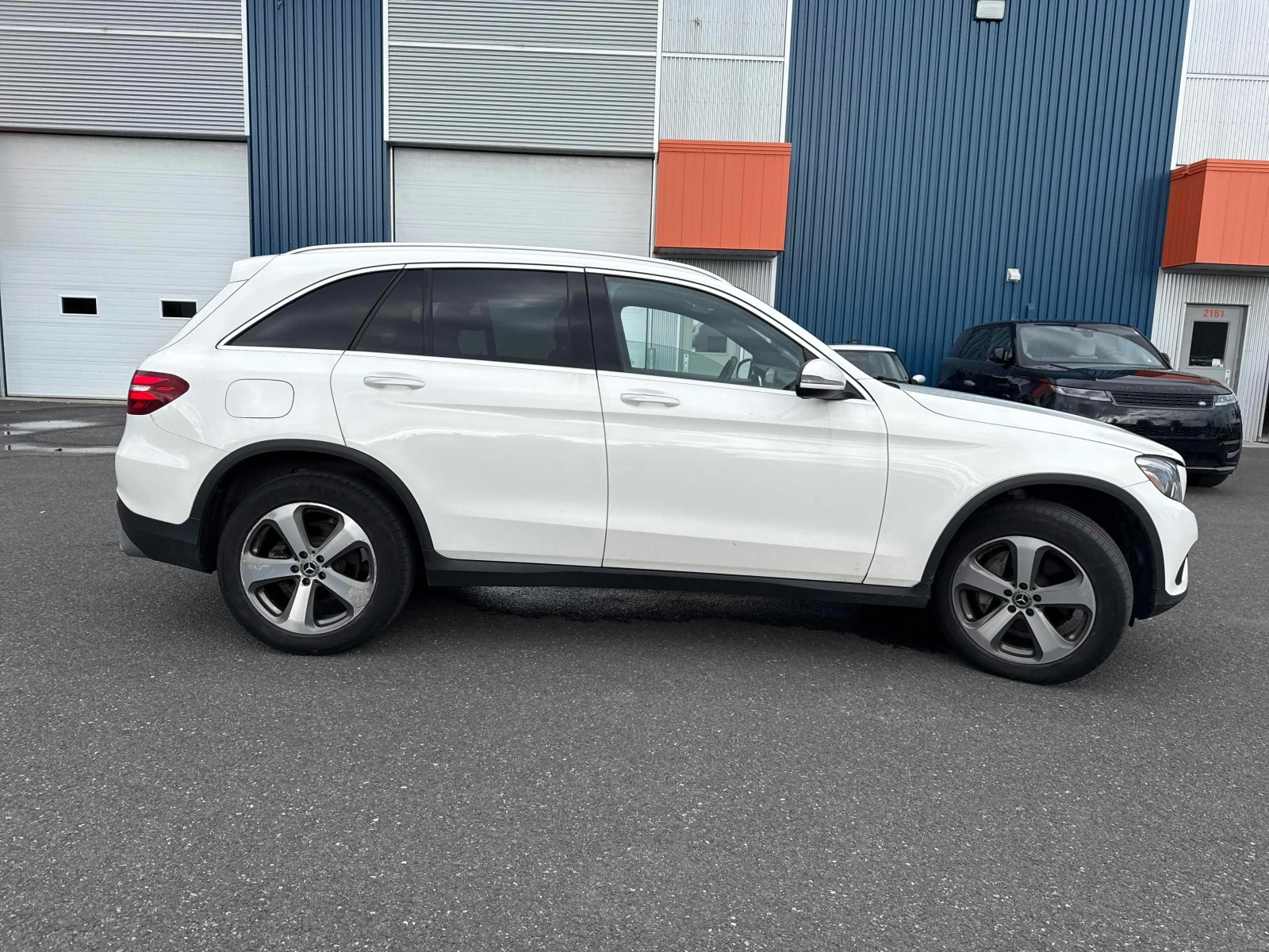 Mercedes-Benz GLC 300 4MATIC | CARFAX | АВТОФИНАНСИРАНЕ, снимка 4 - Автомобили и джипове - 56076130