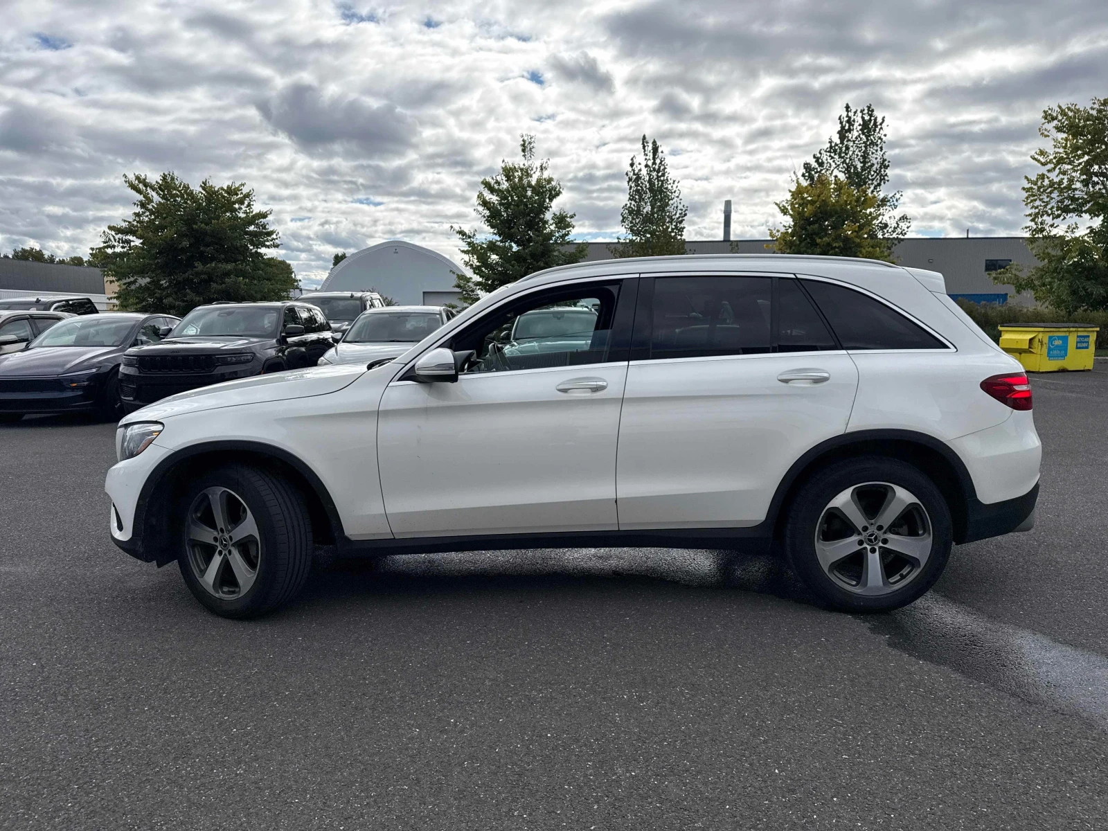 Mercedes-Benz GLC 300 4MATIC | CARFAX | АВТОФИНАНСИРАНЕ, снимка 3 - Автомобили и джипове - 56076130