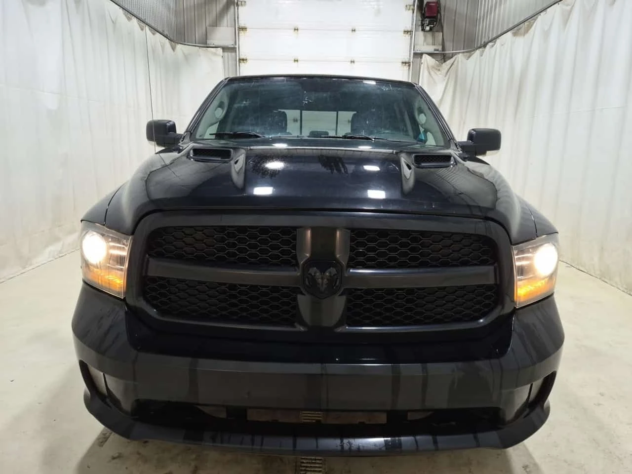 Dodge RAM 1500 * NIGHT CREW CAB STD BED * АВТОКРЕДИТ * , снимка 2 - Автомобили и джипове - 56309625