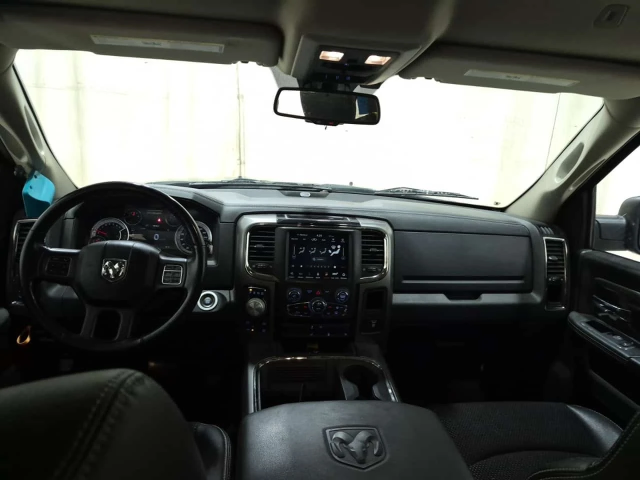 Dodge RAM 1500 * NIGHT CREW CAB STD BED * АВТОКРЕДИТ * , снимка 10 - Автомобили и джипове - 56309625