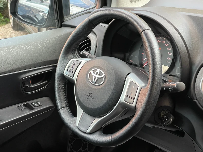 Toyota Yaris 1.3i/170.000км/1-ви собственик/ Перфектна, снимка 13 - Автомобили и джипове - 47560272