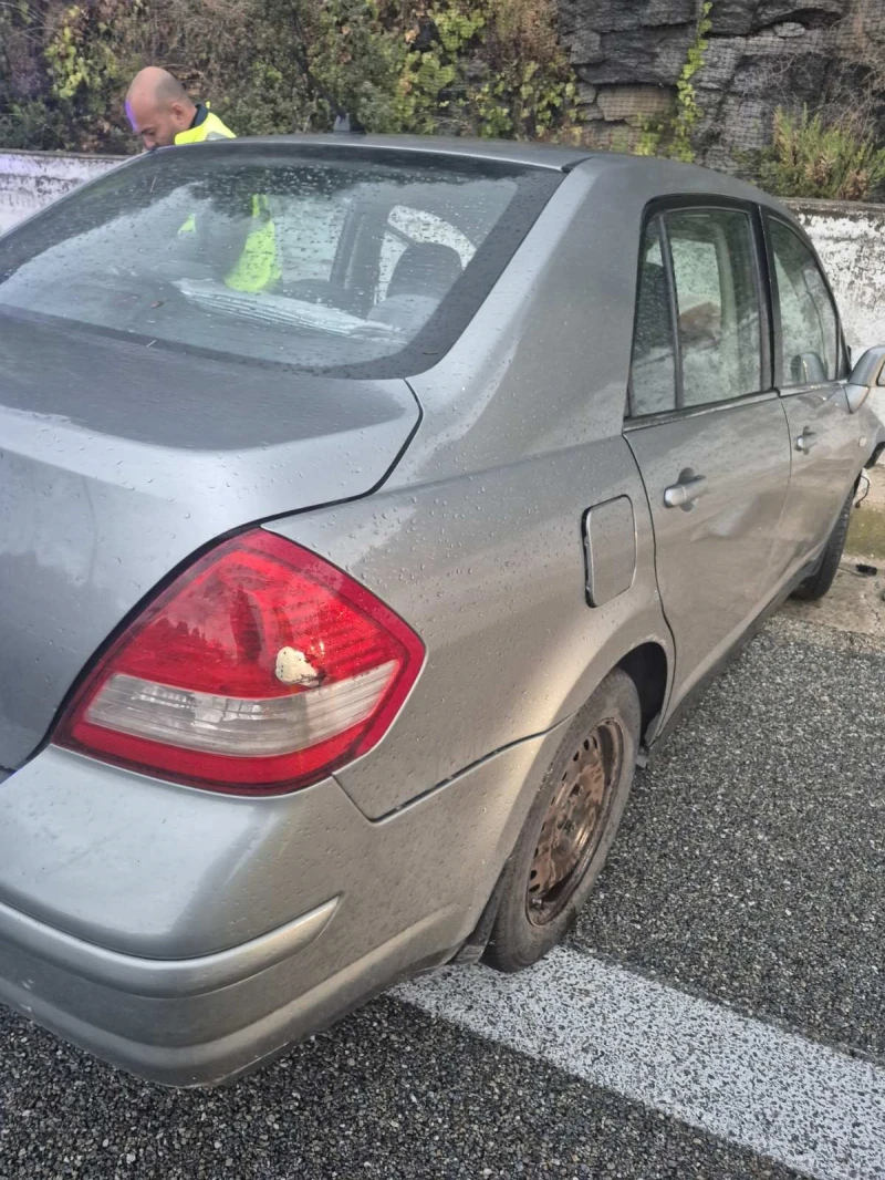 Nissan Tiida Ц 11, снимка 4 - Автомобили и джипове - 52516420