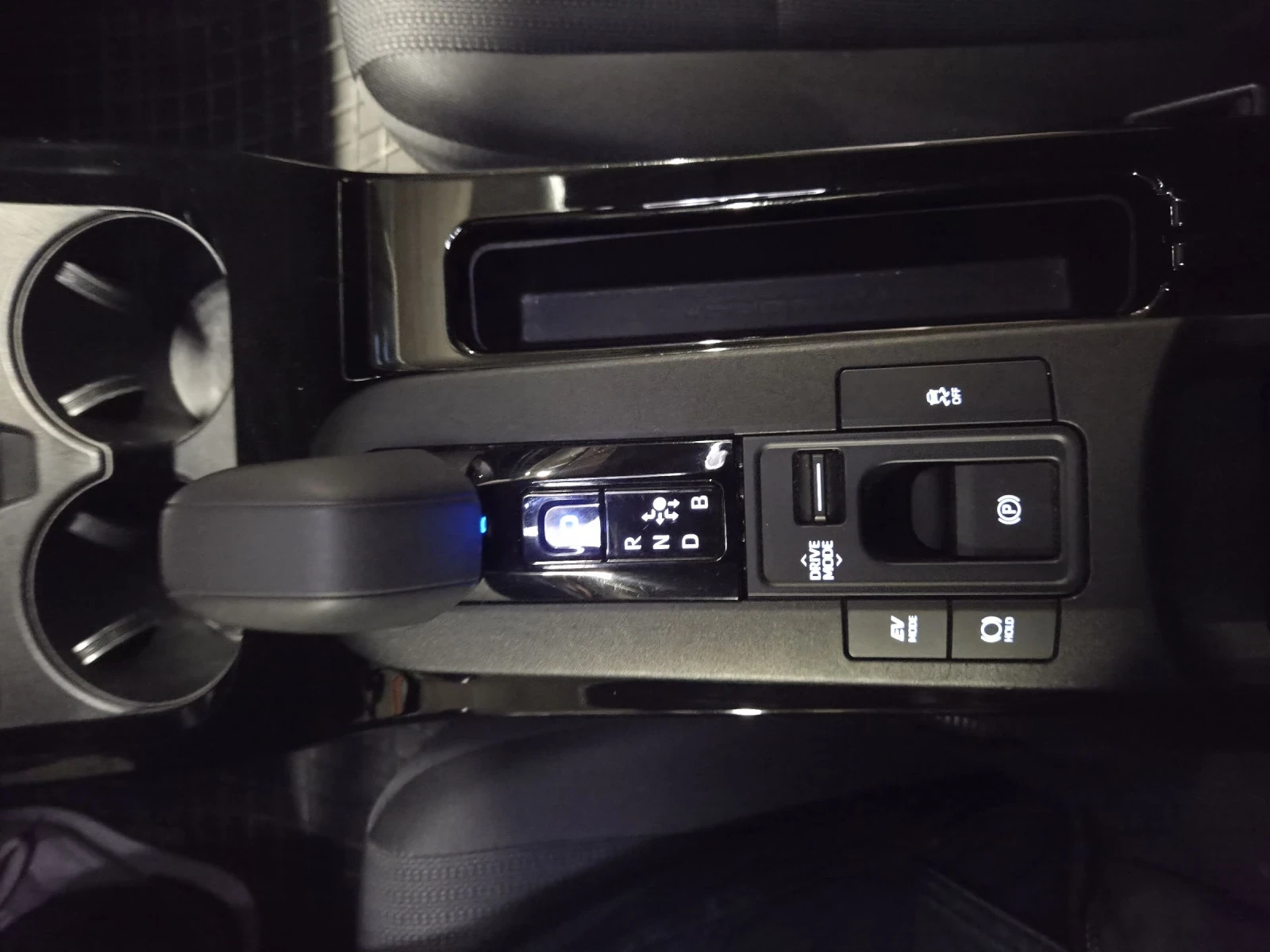 Toyota Prius 2.0 HEV HIBRID, снимка 6 - Автомобили и джипове - 53941902