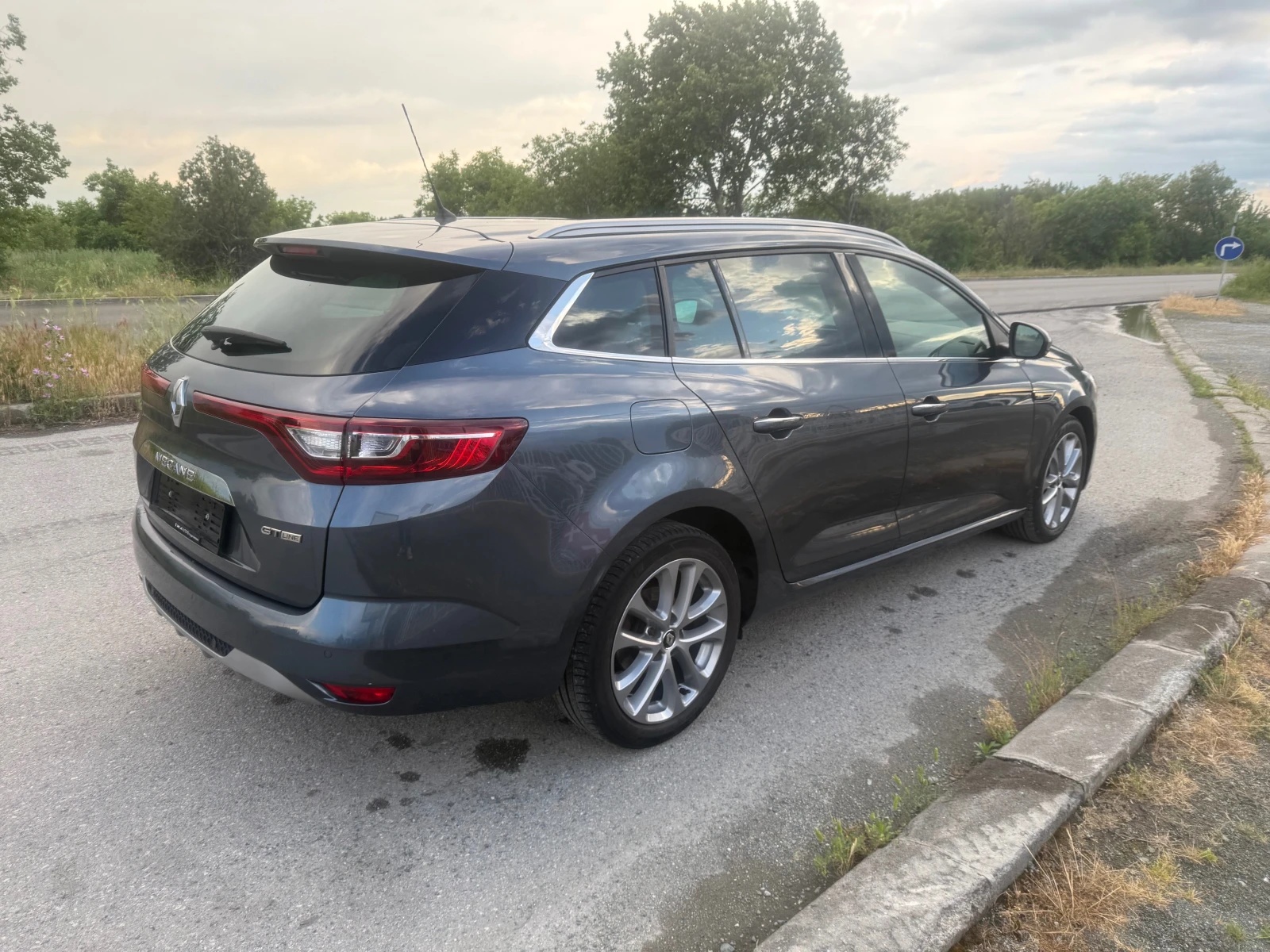 Renault Megane GT-LINE AUT. NAVI ШВЕЙЦАРИЯ, снимка 3 - Автомобили и джипове - 54649386