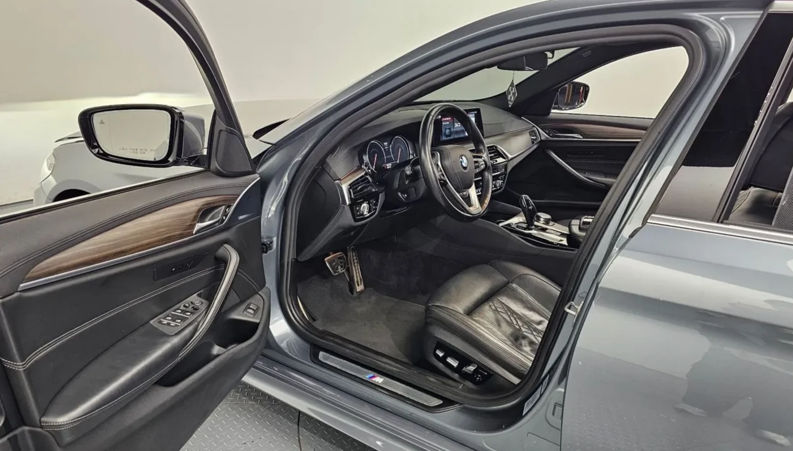 BMW 530 М* HUD* Обдух* 360* Крайна цена* , снимка 8 - Автомобили и джипове - 54741532