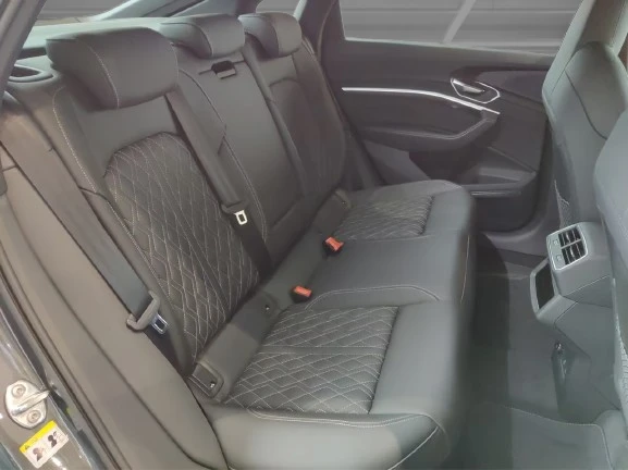 Audi Q8 e-Tron Sportback 55 = Black Optic Plus = Гаранция, снимка 8 - Автомобили и джипове - 54440989