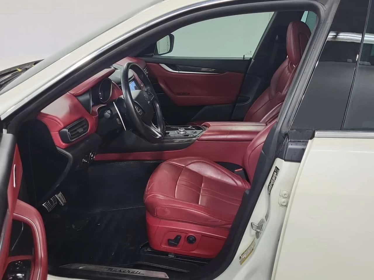 Maserati Levante S GRANSPORT| ЧЕРВЕН САЛОН| ПАМЕТ| PANO| 2 КЛЮЧА| 3, снимка 8 - Автомобили и джипове - 54235802