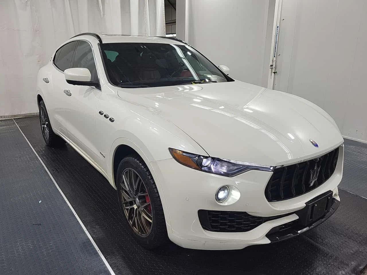 Maserati Levante S GRANSPORT| ЧЕРВЕН САЛОН| ПАМЕТ| PANO| 2 КЛЮЧА| 3, снимка 2 - Автомобили и джипове - 54235802