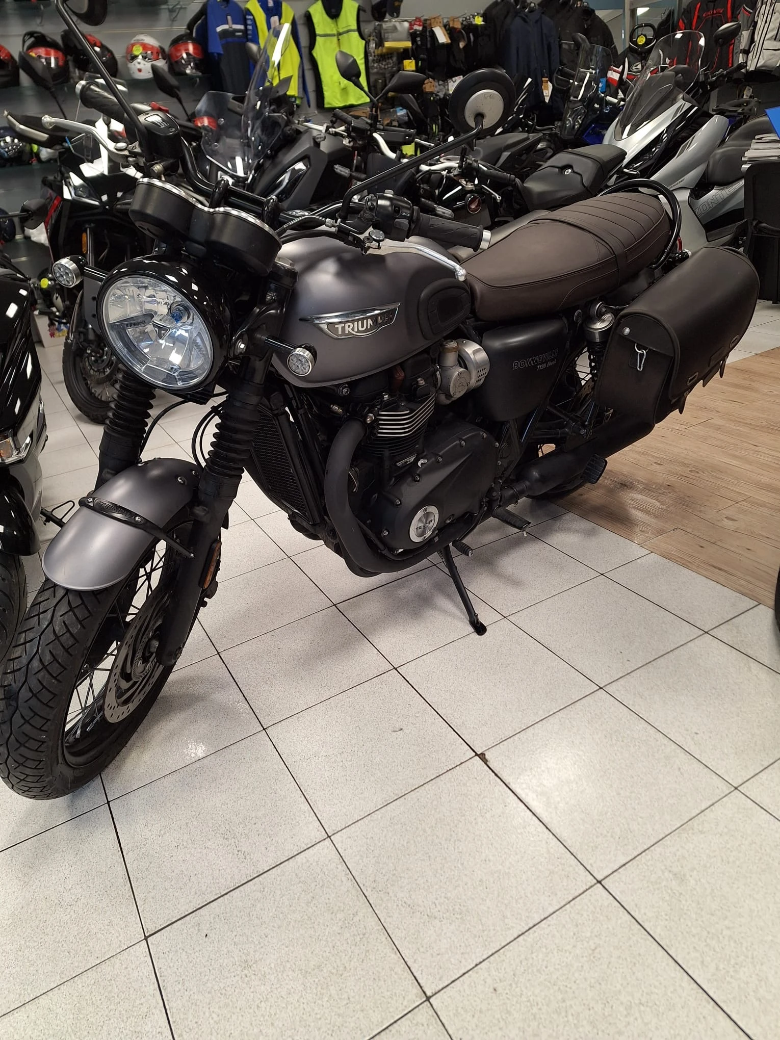 Triumph Bonneville T120 -black -LIZING - изображение 3