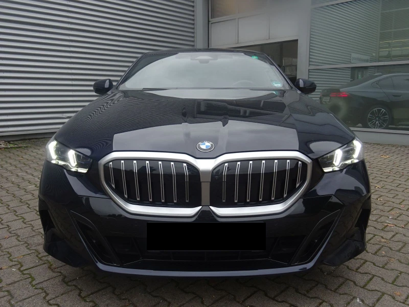 BMW 520 d/ xDrive/ M-SPORT/ NEW MODEL/ H&K/ HEAD UP/ 360/, снимка 2 - Автомобили и джипове - 48664261