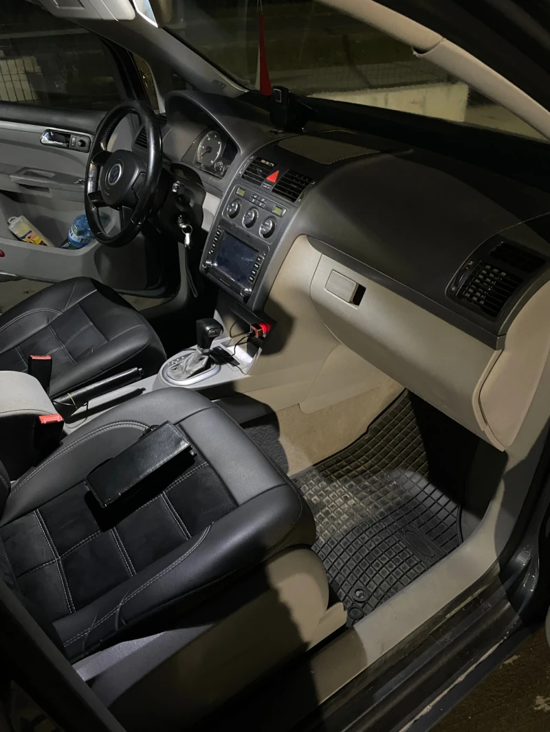VW Touran 1.9 105 коня, снимка 11 - Автомобили и джипове - 52225213