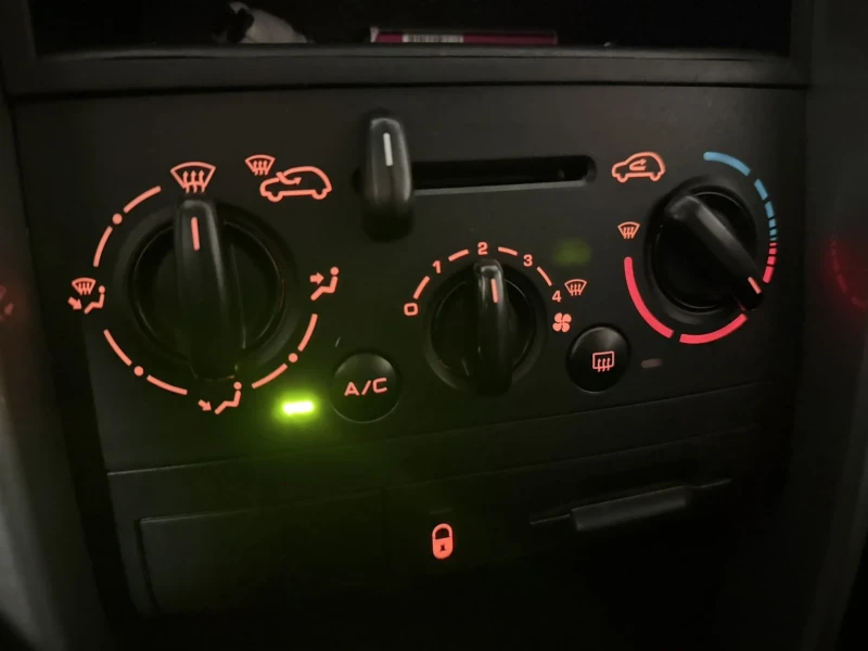 Peugeot 207 1.4i 90, снимка 13 - Автомобили и джипове - 53124151