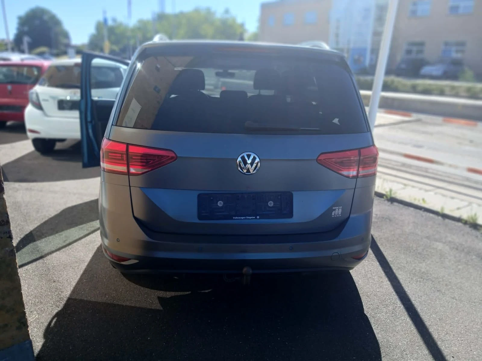 VW Touran 1.6 TDI, снимка 3 - Автомобили и джипове - 55406253