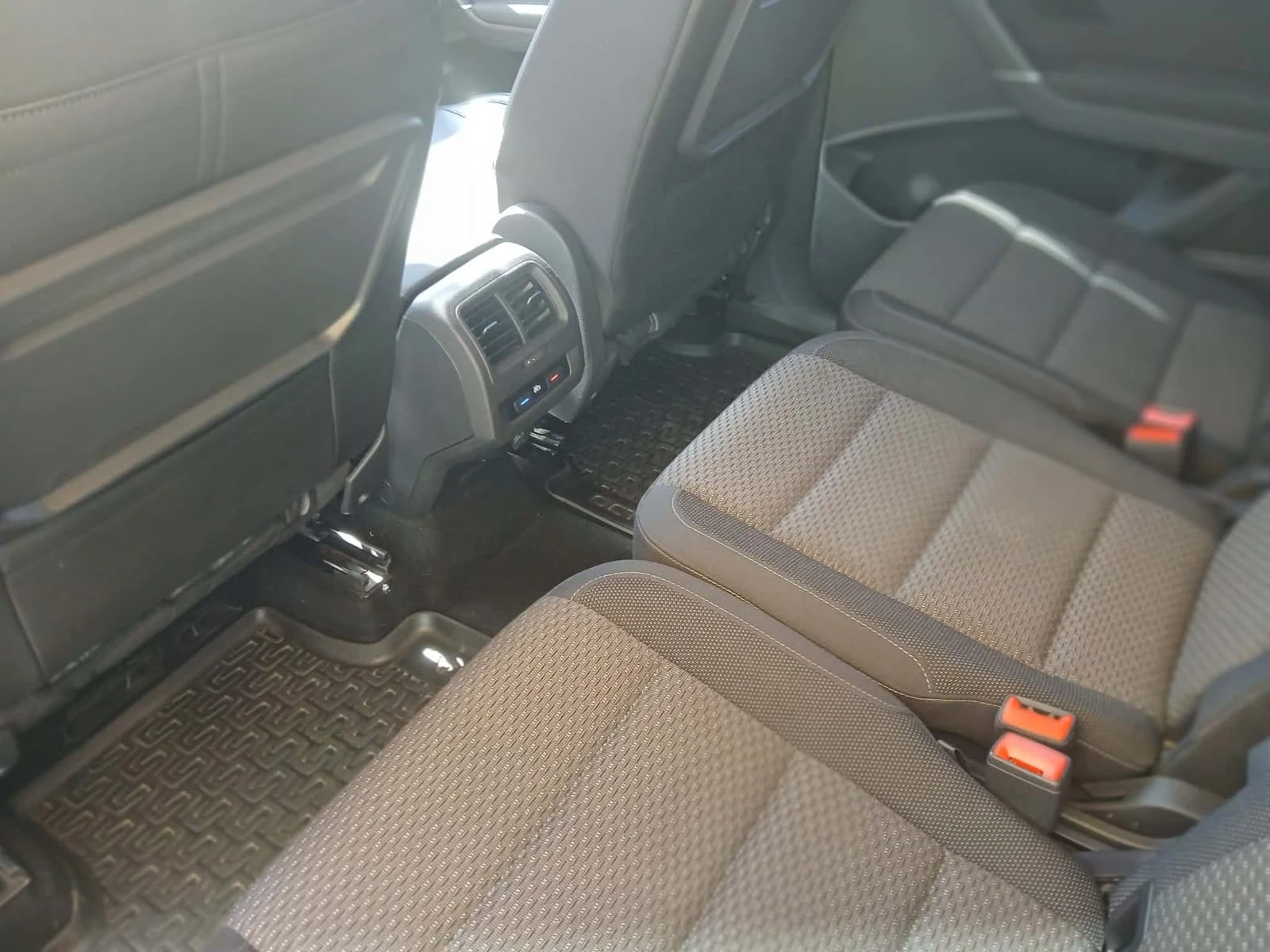 VW Touran 1.6 TDI, снимка 5 - Автомобили и джипове - 55406253