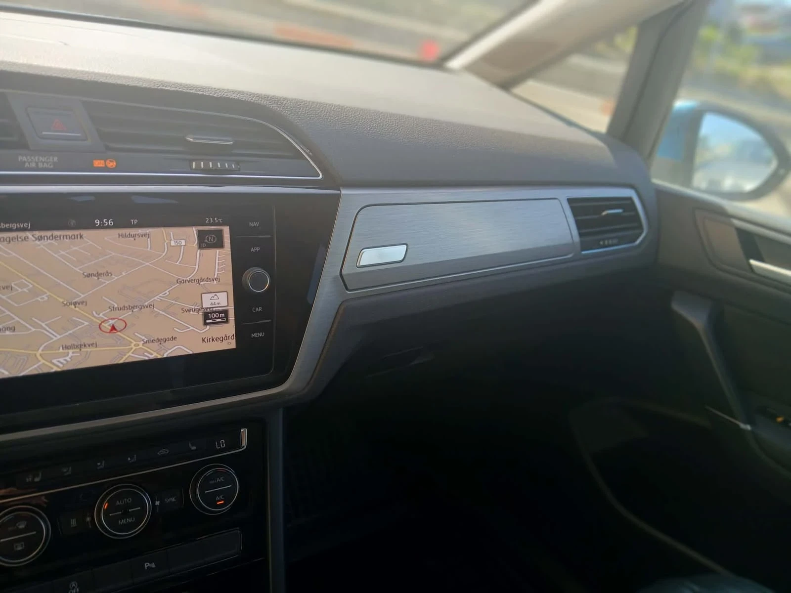 VW Touran 1.6 TDI, снимка 7 - Автомобили и джипове - 55406253