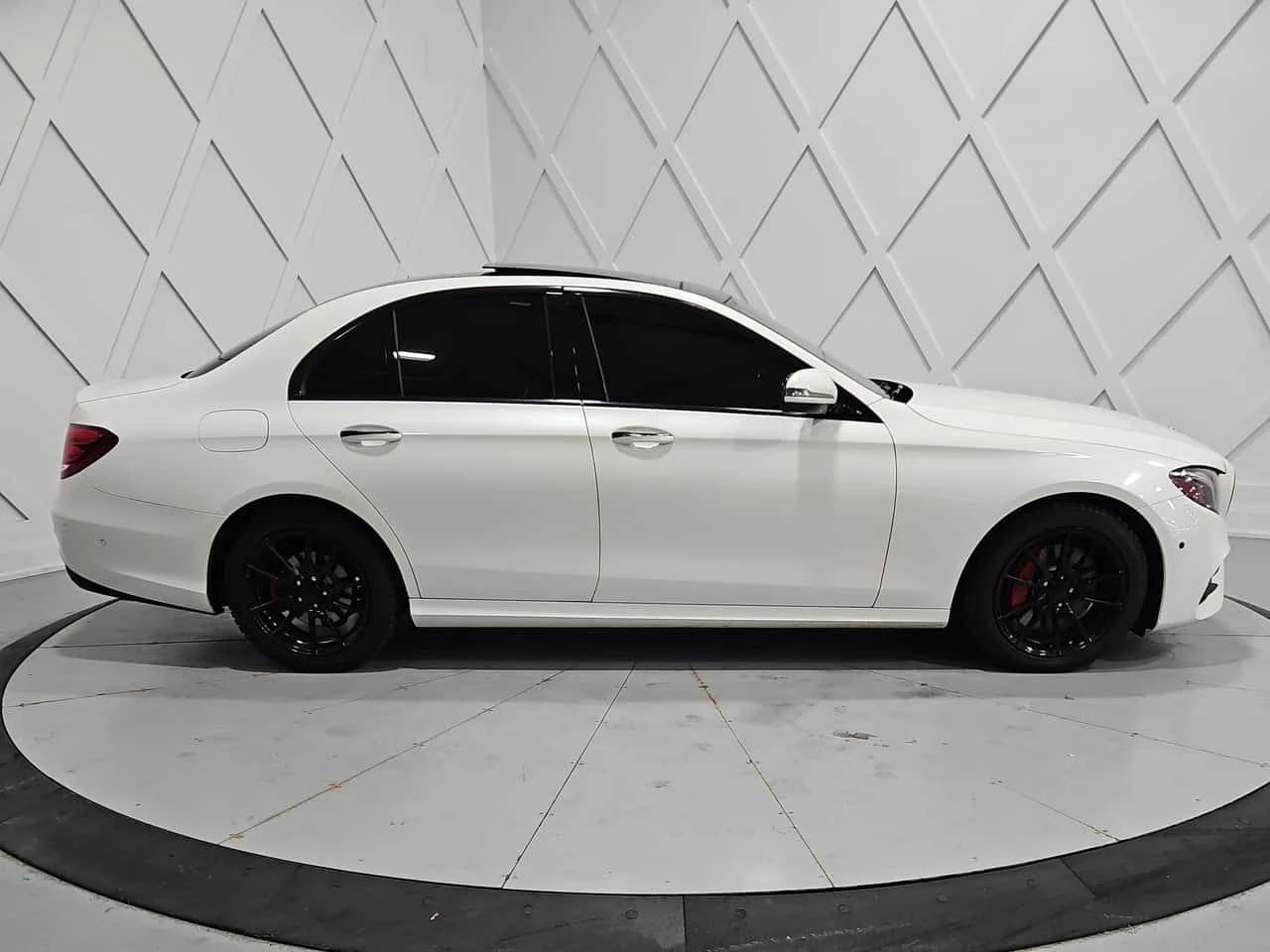 Mercedes-Benz E 300 * CARFAX * FULL DIGITAL * BURMESTER, снимка 3 - Автомобили и джипове - 55606474