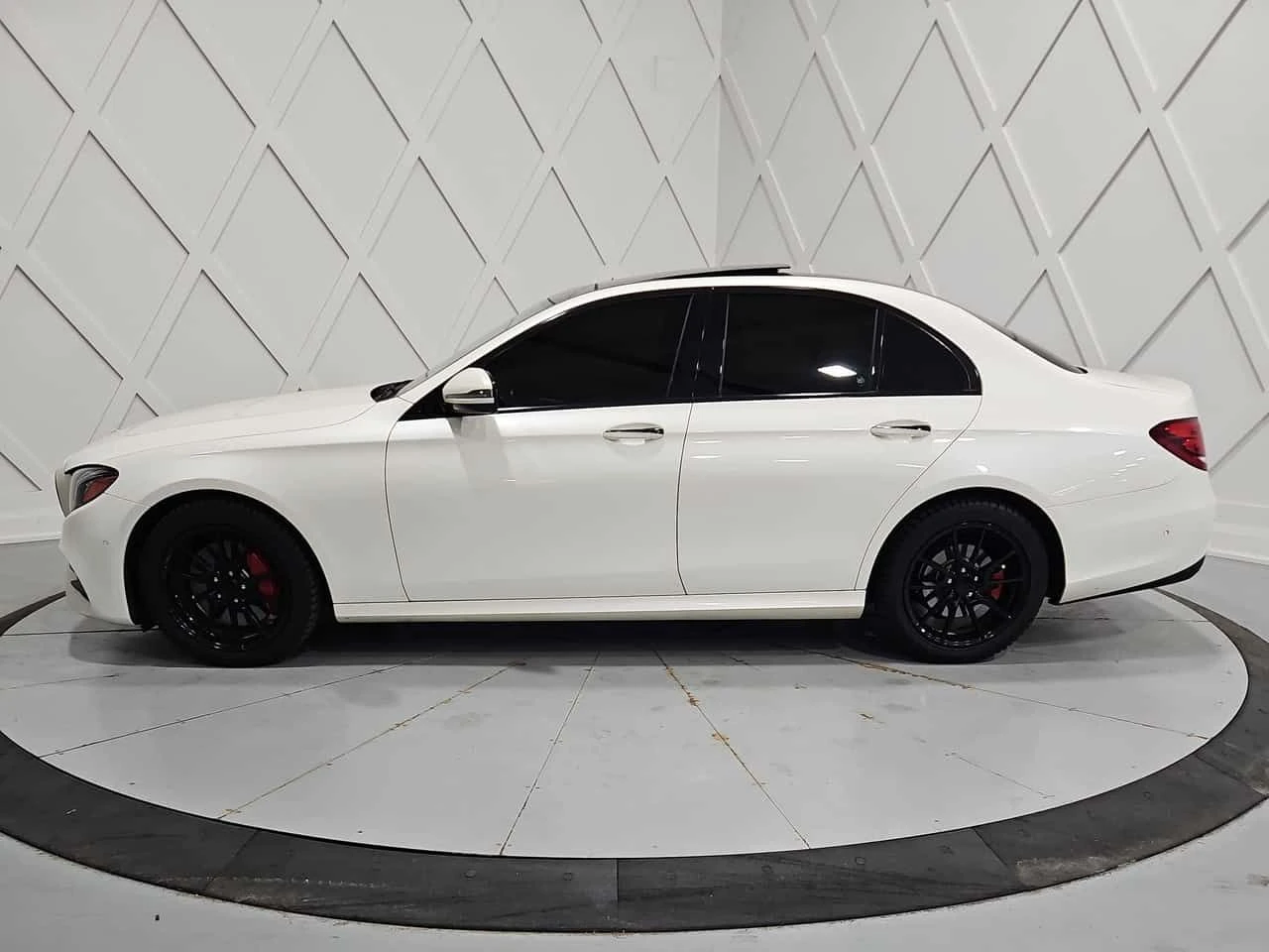 Mercedes-Benz E 300 * CARFAX * FULL DIGITAL * BURMESTER, снимка 2 - Автомобили и джипове - 55606474