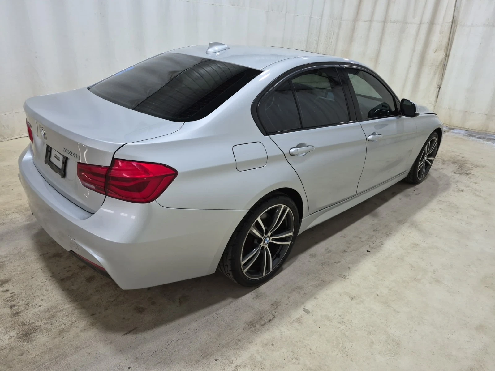 BMW 328 I XDRIVE / HUD / HARMAN KARDON / PANO, снимка 3 - Автомобили и джипове - 55898345