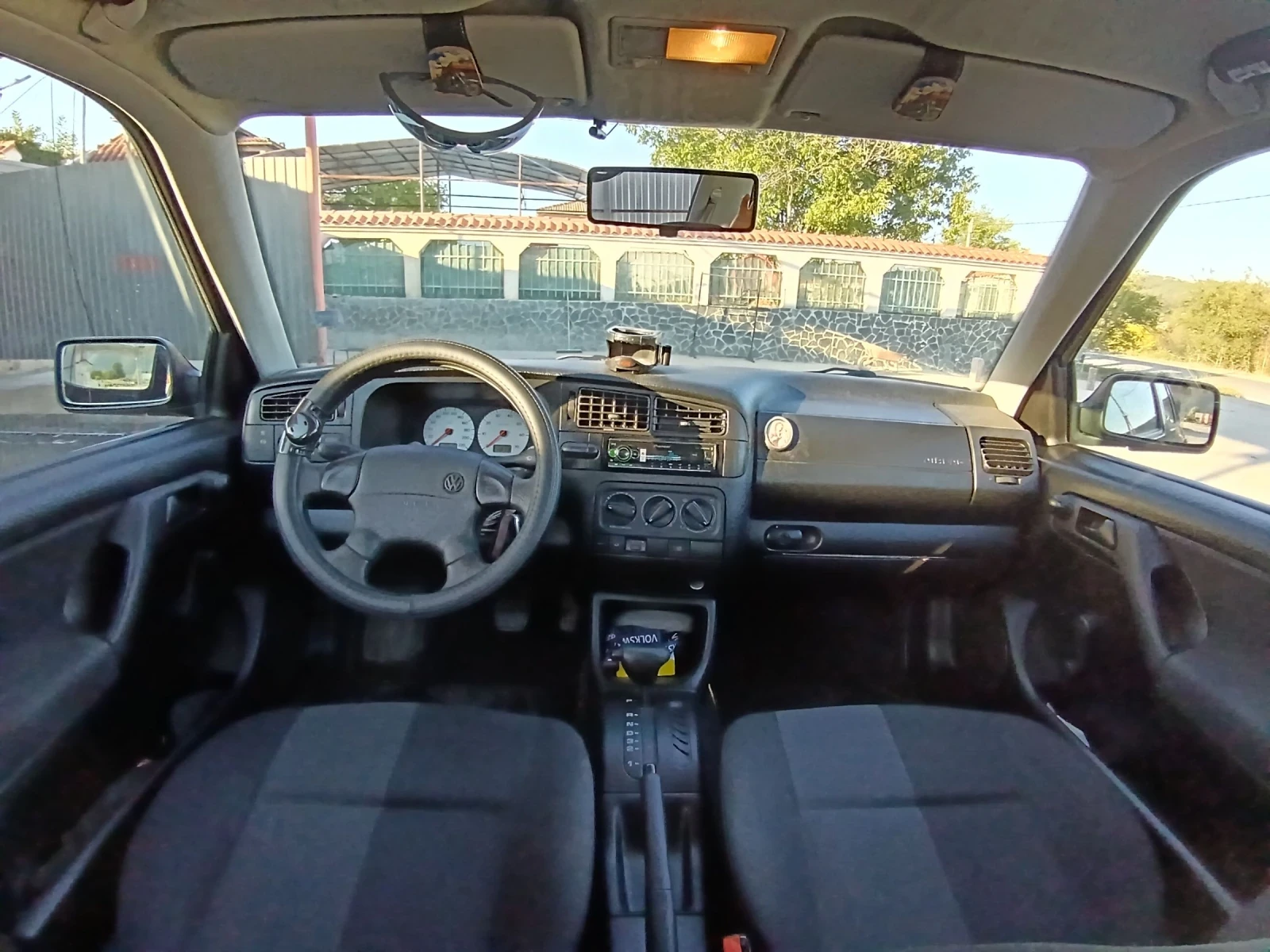 VW Golf 1.8, снимка 6 - Автомобили и джипове - 56132188