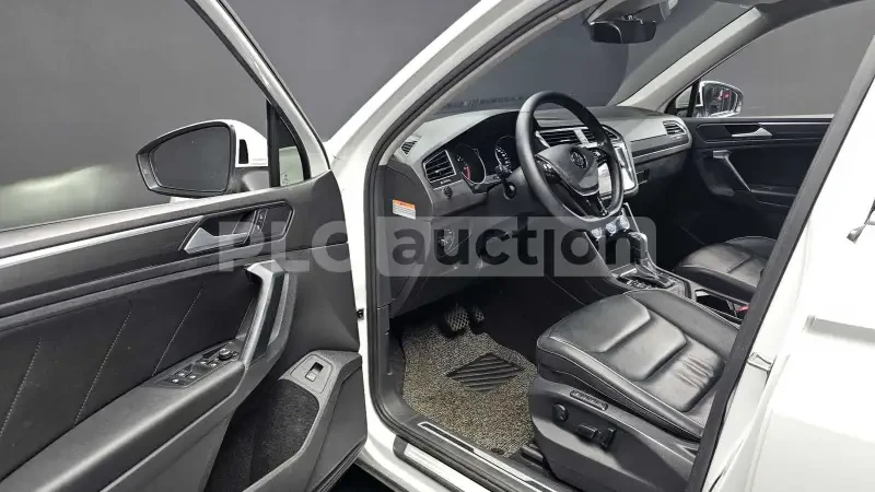 VW Tiguan 2.0 TDI| ПОДГРЕВ| DISTRONIC| ВКЛ.ТЕХНОТЕСТ, снимка 6 - Автомобили и джипове - 54969200