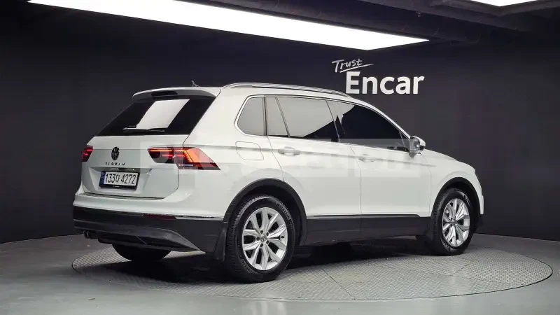 VW Tiguan 2.0 TDI| ПОДГРЕВ| DISTRONIC| ВКЛ.ТЕХНОТЕСТ, снимка 2 - Автомобили и джипове - 54969200