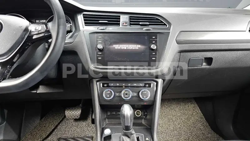 VW Tiguan 2.0 TDI| ПОДГРЕВ| DISTRONIC| ВКЛ.ТЕХНОТЕСТ, снимка 8 - Автомобили и джипове - 54969200