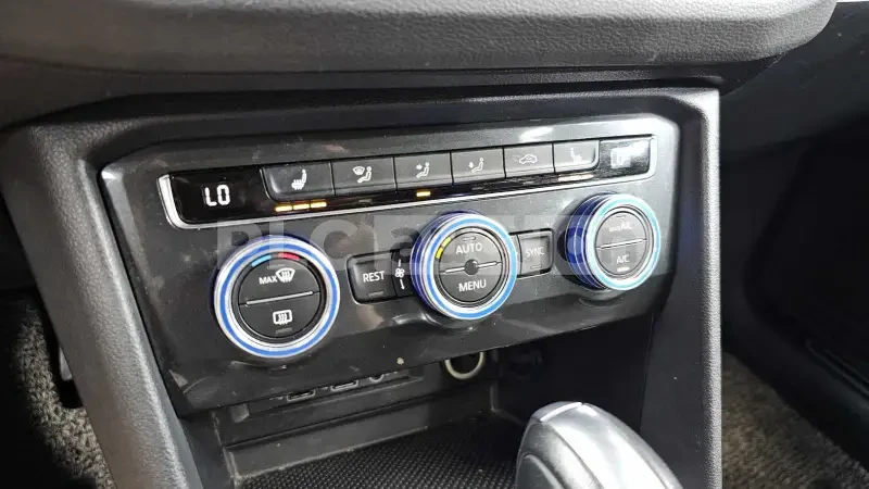 VW Tiguan 2.0 TDI| ПОДГРЕВ| DISTRONIC| ВКЛ.ТЕХНОТЕСТ, снимка 10 - Автомобили и джипове - 54969200