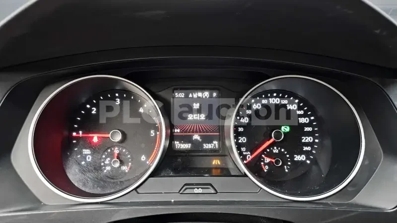 VW Tiguan 2.0 TDI| ПОДГРЕВ| DISTRONIC| ВКЛ.ТЕХНОТЕСТ, снимка 4 - Автомобили и джипове - 54969200