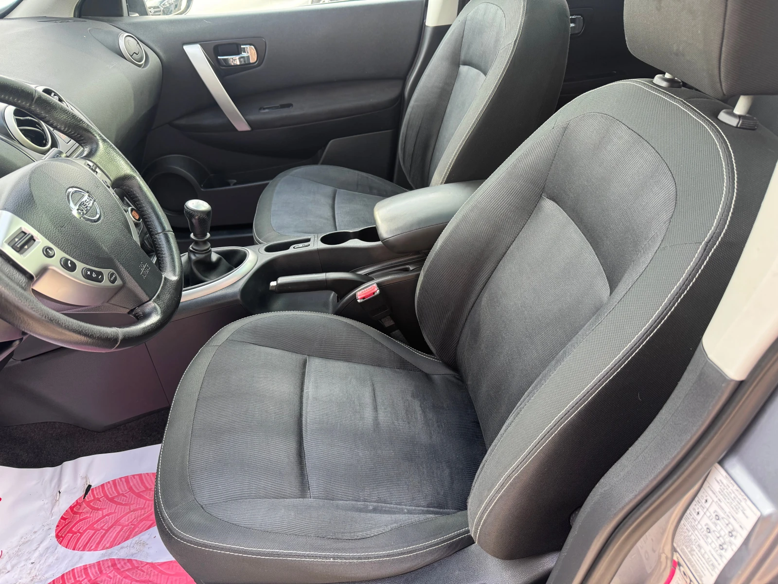 Nissan Qashqai 2.0 i, снимка 7 - Автомобили и джипове - 54944611