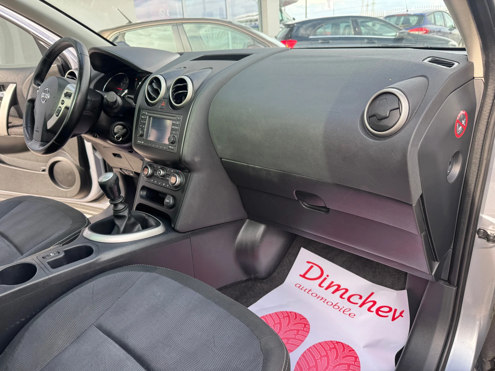 Nissan Qashqai 2.0 i, снимка 11 - Автомобили и джипове - 54944611