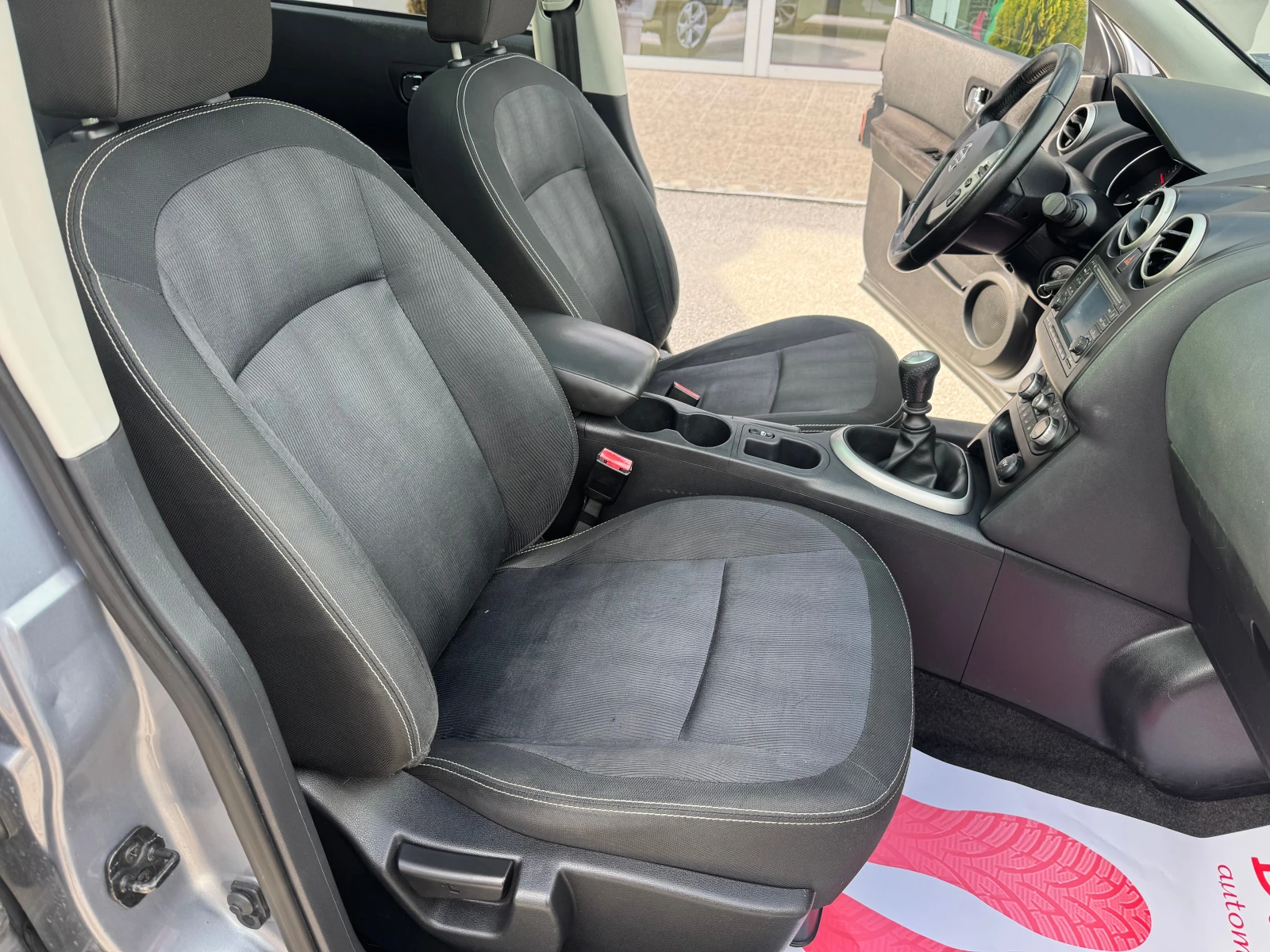 Nissan Qashqai 2.0 i, снимка 8 - Автомобили и джипове - 54944611