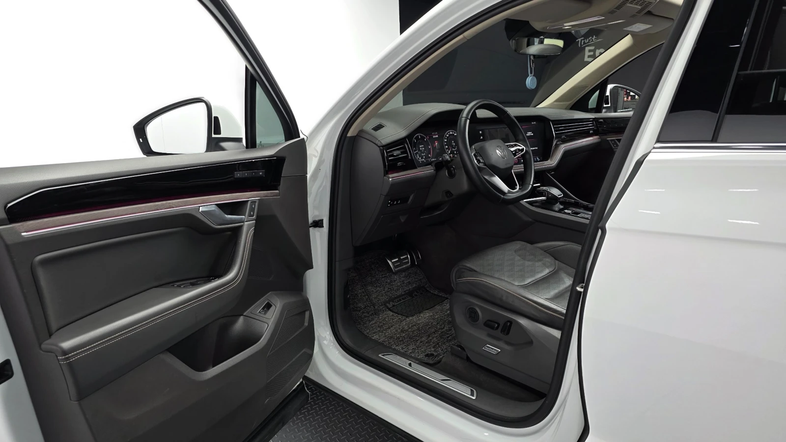 VW Touareg PRESTIGE * FIRST-CLASS* FULL EXTRAS, снимка 6 - Автомобили и джипове - 56710827