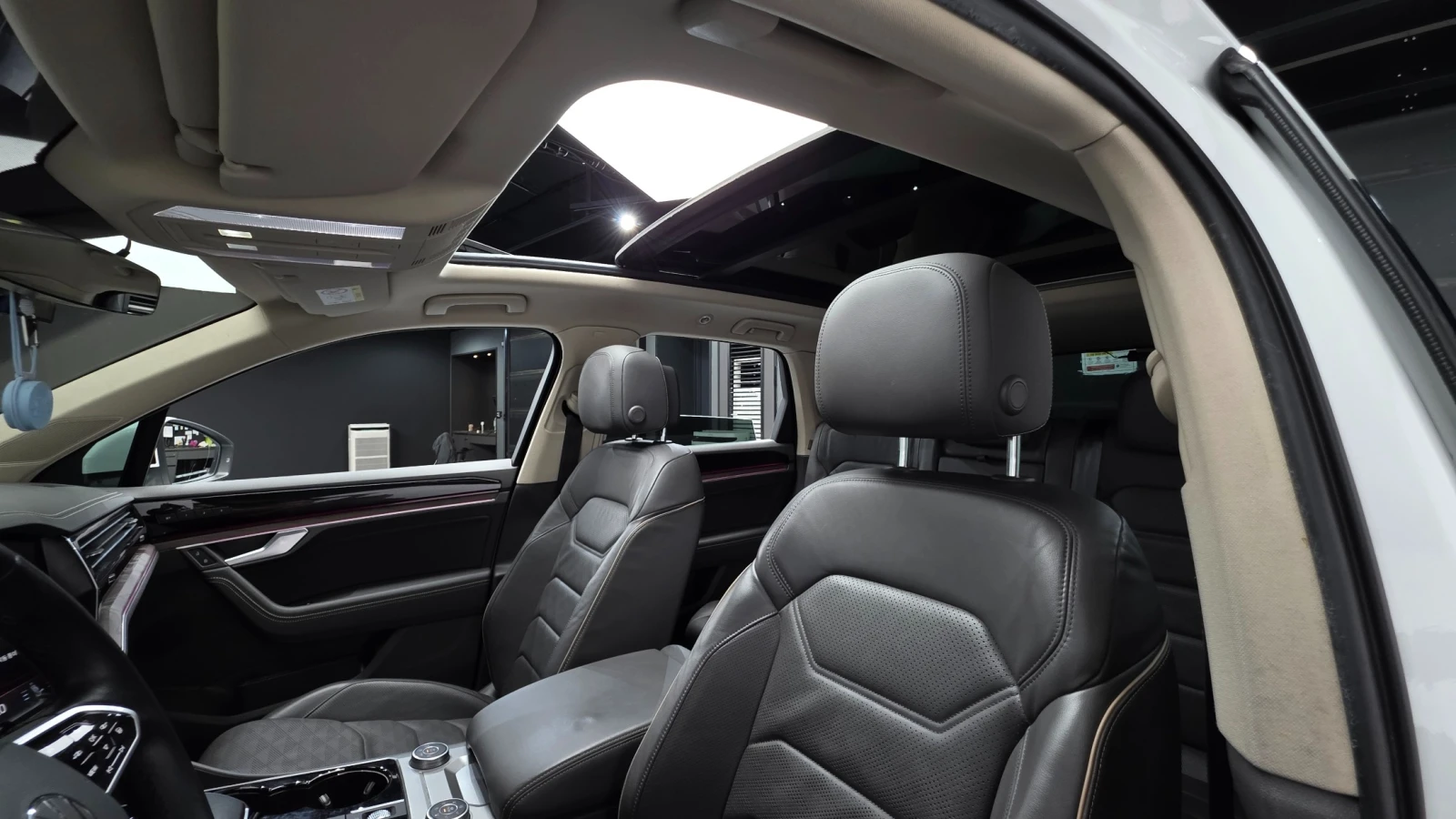 VW Touareg PRESTIGE * FIRST-CLASS* FULL EXTRAS, снимка 7 - Автомобили и джипове - 56710827