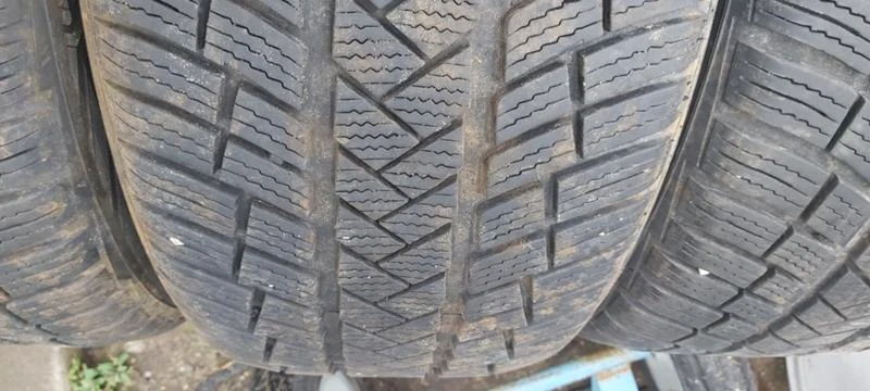 Гуми Зимни 235/45R18, снимка 5 - Гуми и джанти - 34706929