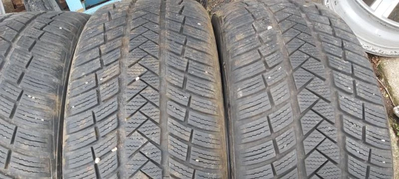 Гуми Зимни 235/45R18, снимка 3 - Гуми и джанти - 34706929