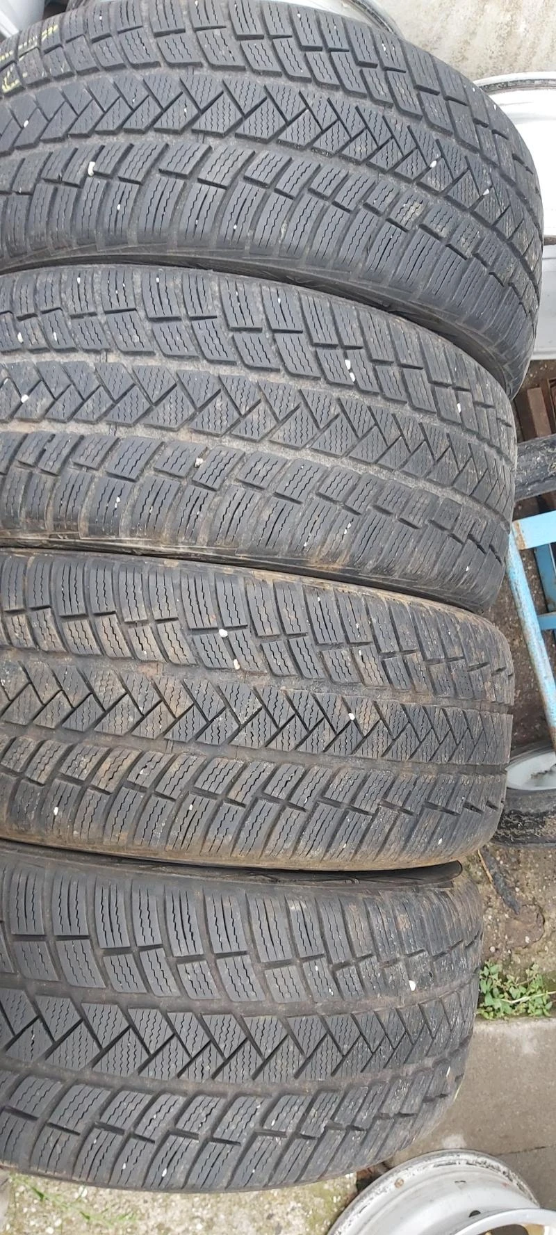 Гуми Зимни 235/45R18, снимка 1 - Гуми и джанти - 34706929