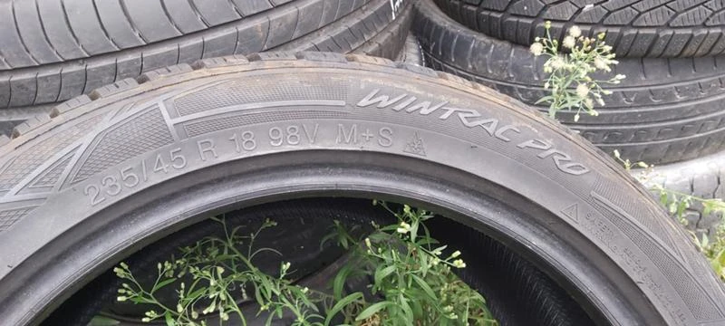 Гуми Зимни 235/45R18, снимка 7 - Гуми и джанти - 34706929