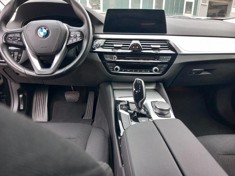 BMW 530 252HP/CARPLAY/AMBIENT/LED/KEYLESS/NAVI/443b, снимка 7 - Автомобили и джипове - 47979870