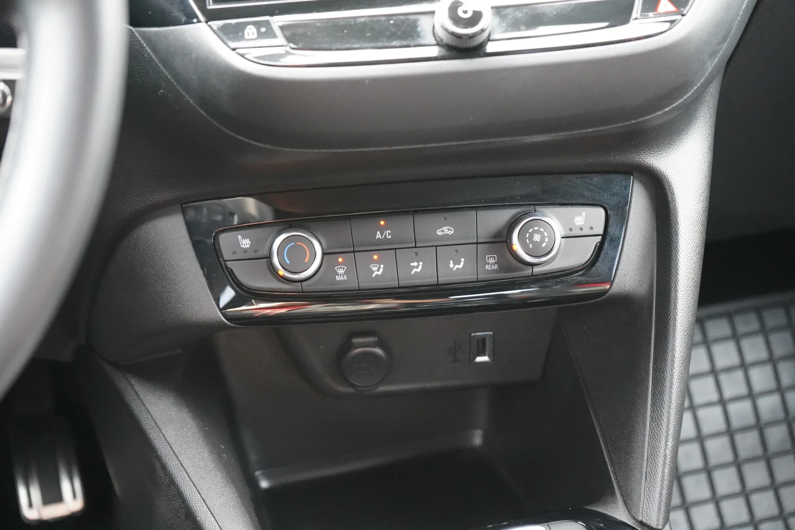 Opel Corsa * GS Line* Cam* LED* NAVI* DISTRONIC* , снимка 15 - Автомобили и джипове - 53721779