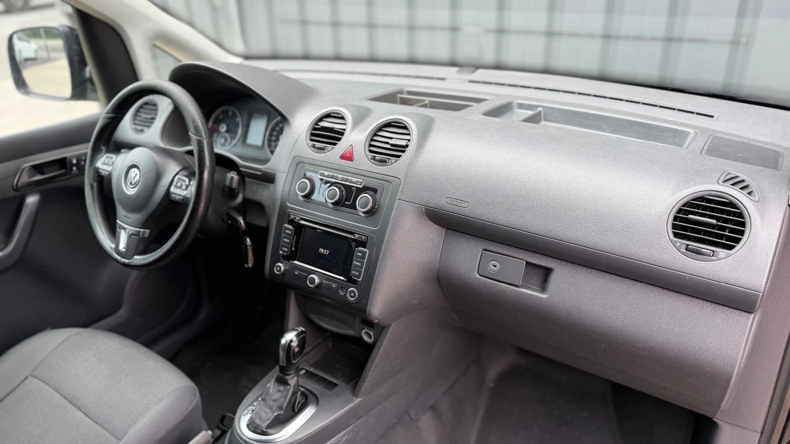 VW Caddy HIGHLINE DSG 2.0 TDI, снимка 9 - Автомобили и джипове - 54009041